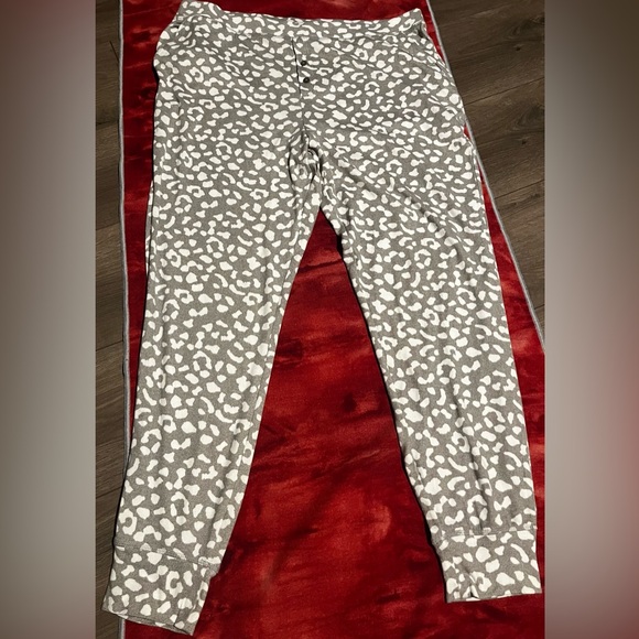3 piece women’s pajama set. NWOT never worn XL White/gray leopard print - Picture 4 of 16